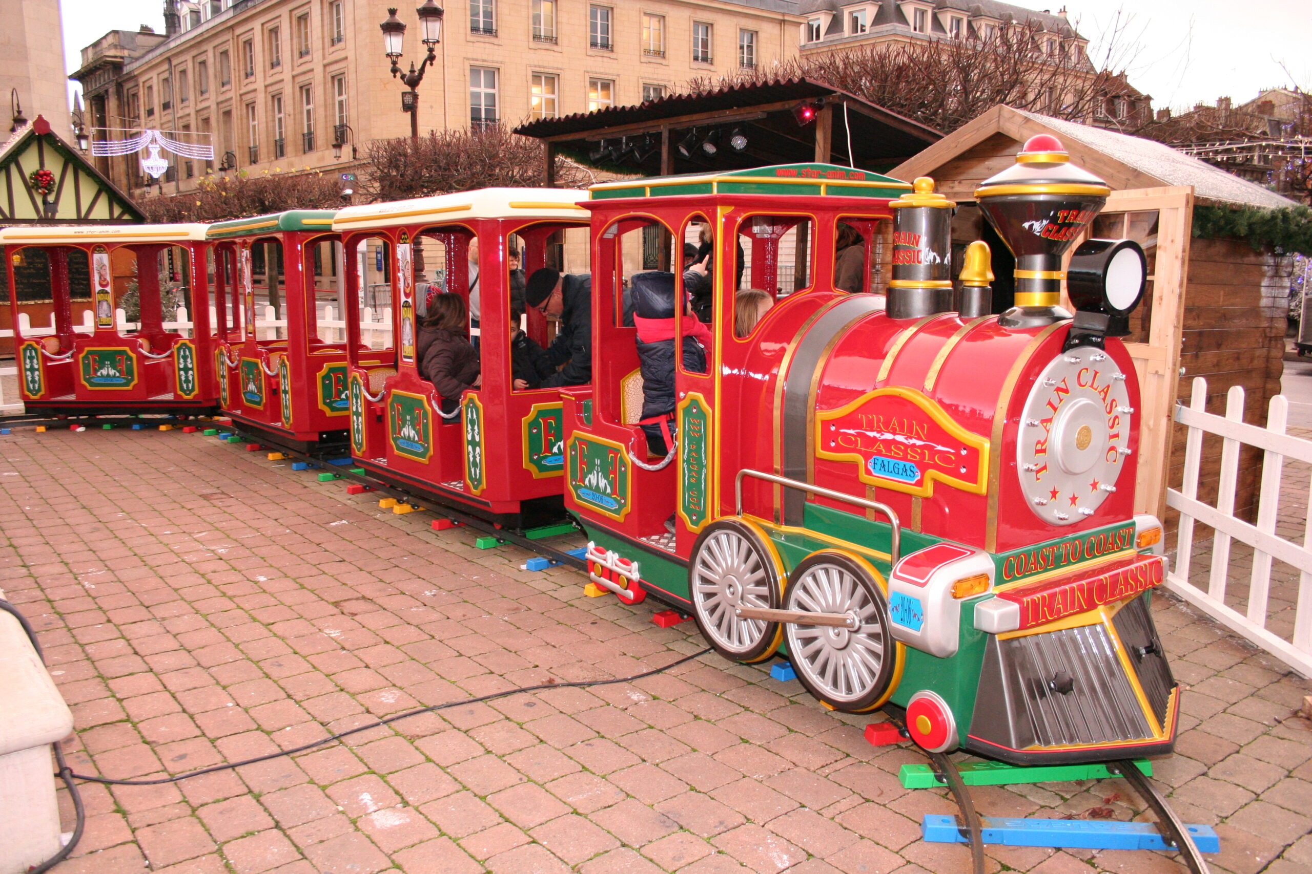Salle De Jeux Pour Enfants Avec Un Petit Train Faisant Le Tour D'un Village  De Noël